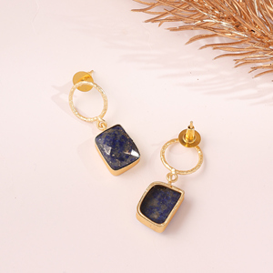 Boucles d'oreilles en laiton plaqué or et lapis-lazuli, faites à la main, en forme de goutte d'eau – Bijoux élégants et tendance pour femmes - Product Image 3
