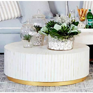 Mesa de centro redonda estilo tambor con incrustaciones verticales de hueso canutillo en color marfil a lo largo del cuerpo y base de latón, a precios de mayorista. - Product Image 1