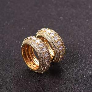 Anillo de banda ancha con forma de diamante de lujo para hombre y mujer, chapado en oro con circonita cúbica, joyería llamativa estilo hip hop. - Product Image 1