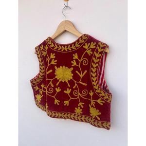Amorzinho Gilet court en velours Suzani brodé traditionnel indien, double boutonnage, col en V, 100% coton, écologique, vintage - Product Image 5