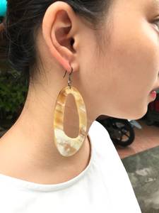 Boucles d'oreilles pendantes ovales en coquillage naturel, polies, faites à la main, de qualité supérieure, bijoux en corne, artisanat naturel éthique, boucles d'oreilles en corne de buffle - Product Image 4