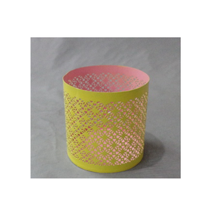 Porte-bougie décoratif artisanal en métal perforé, écologique, cylindrique, extérieur jaune, intérieur rose, artistique, circulaire - Product Image 4