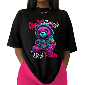 เสื้อยืดคอกลมแขนสั้นทรงปกติสำหรับผู้หญิง พิมพ์ลายการ์ตูนหมี สไตล์สตรีทแวร์ เป็นมิตรต่อสิ่งแวดล้อม ผ้าฝ้าย สามารถปรับแต่งสีและดีไซน์ได้ - Product Image 1