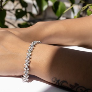Bracelet de tennis floral de luxe pour femme, plaqué or blanc, avec cristaux étincelants taille marquise et taille rond, idéal pour un mariage - Product Image 5
