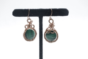 Boucles d'oreilles créoles en cuivre et malachite naturelle, faites à la main, style bohème - Product Image 3
