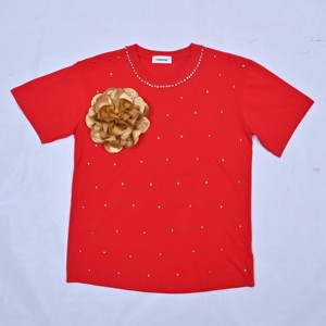 T-shirt en jersey rouge pour femme, col rond, manches courtes, avec logo en strass et embellissement floral doré, idéal pour l'été et les activités en extérieur - Product Image 5