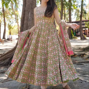 Hermoso Vestido Anarkali de Diseño Indio-Pakistaní, Tela Maslin, Bordado Elegante, para Fiestas, Bodas, Uso Casual, Ropa Tradicional para Mujer - Product Image 1