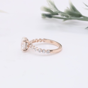 Anillo de compromiso clásico de oro rosa con diamante ovalado cultivado en laboratorio, diamantes laterales de burbuja con engaste compartido y solitario, certificado, para bodas. - Product Image 3