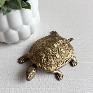 Centre de table moderne en métal en forme de tortue pour une décoration élégante de la pièce et une touche décorative sur la table. - Product Image 1
