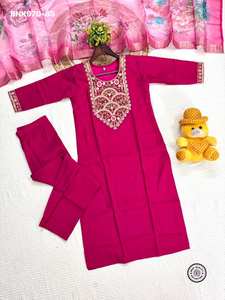 Ensemble Kurti-Pant et Dupatta en PV-Chanderi brodé, qualité export indienne, pour tenue occasionnelle. Fournisseur mondial de vêtements ethniques. - Product Image 4