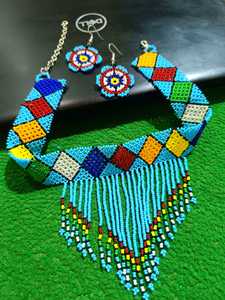 Ensemble collier et boucles d'oreilles en perles de verre faites à la main, assortis pour les mariages traditionnels et les occasions spéciales. - Product Image 5