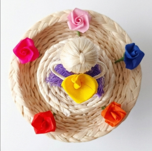 Figurine de poupée tissée à la main avec robe violette et fleur jaune sur base ronde, décoration bohème pour la maison, présentation sur table intérieure - Product Image 2
