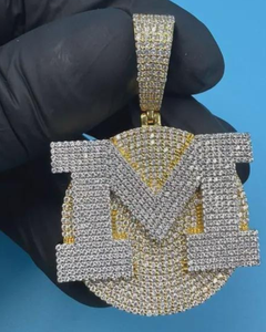 จี้เพชรโมอิสซาไนต์ VVS แบบกำหนดเอง พร้อมชื่อ ตัวอักษร หรือหมายเลข  จี้เงินแท้ 925 สไตล์ฮิปฮอป ผ่านการทดสอบเพชร จี้อักษรย่อ - Product Image 1