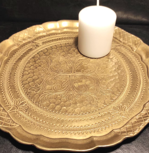 Plato Decorativo Dorado con Diseño Floral Antiguo para Cenas de Lujo y Ocasiones Especiales, Incluyendo Ramadán, Decoración de Mesa Premium - Product Image 2