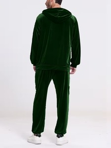 Ensemble de survêtement en velours pour homme avec une texture de tissu riche pour un style élégant en hiver - Product Image 2