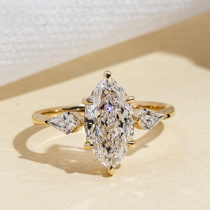 Anillo de Compromiso con Tres Diamantes Corte Marquesa en Oro Amarillo, Anillo de Diamantes Marquesa de Inspiración Vintage, Diamante Cultivado en Laboratorio - Product Image 1