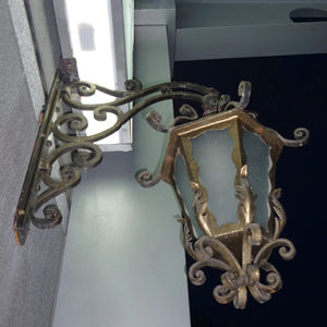 Aplique de Pared de Hierro Forjado con Arco Gótico de Lujo, con Iluminación Dramática para Uso Interior/Exterior en Hoteles, Apartamentos y Casas de Alta Gama - Product Image 1