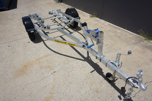 <span class=keywords><strong>Remorque</strong></span> pour jet ski 6,46 m à essieu simple en aluminium avec capacité de <span class=keywords><strong>750</strong></span> <span class=keywords><strong>kg</strong></span> et système de remorquage à rouleaux souples pour petits bateaux - Product Image 2