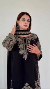 Ensemble prêt-à-porter entièrement cousu en faux georgette avec broderies et sequins de créateur, comprenant un haut, une jupe et un dupatta. - Product Image 2
