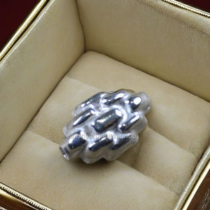 Perles rondes brillantes ovales striées en argent sterling en gros disponibles à un prix abordable Bijoux Perles en vrac - Product Image 1