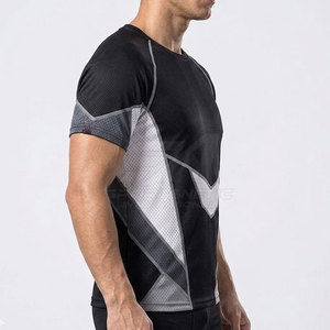 T-shirt de sport confortable pour homme avec tissu anti-humidité, adapté à l'entraînement, aux exercices et aux courses en plein air. - Product Image 5