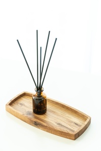 Bandeja de acacia con diseño ergonómico, asa de fácil agarre, estructura equilibrada y diseño antiderrames. - Product Image 4