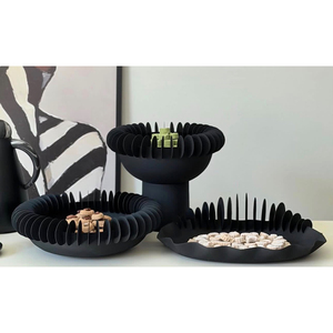 Ensemble de coupelles et de plateaux en métal blanc sculptural avec des accents uniques à nervures côtelées pour servir des aliments et décorer - Product Image 4