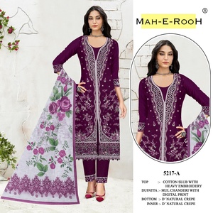 ชุดสูทปากีสถานผ้าฝ้ายเนื้อหนักปักลายหนักประดับด้วยงานปักแบบต่างๆ และงานคัทเวิร์คและงานคัทลี ชุดสูทสำหรับงานแต่งงานพร้อมผ้าคลุมไหล่ - Product Image 5