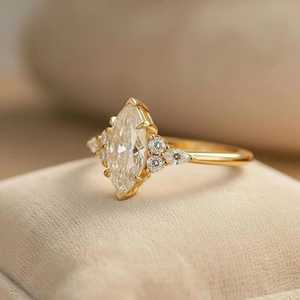 แหวนเพชรโมอิสซาไนต์ทรงมาร์คีส์คลาสสิกสำหรับผู้หญิง เงินแท้ 925 ชุบทอง ของขวัญขอแต่งงานสุดหรูสำหรับเธอ - Product Image 2