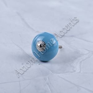 Boutons décoratifs en céramique avec motif floral peint à la main pour armoires et tiroirs par Axiom Home Accents - Product Image 1