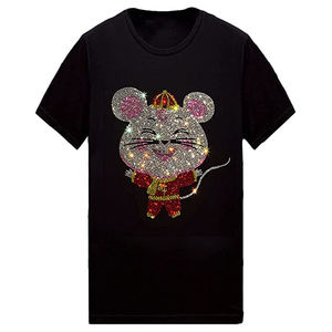 Brilla con comodidad en esta elegante camiseta con pedrería para cada ocasión. - Product Image 1