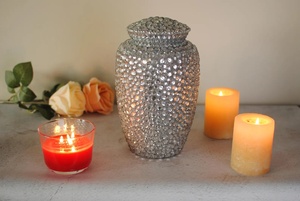 Urna de Cristal con Incrustaciones de Diamantes para Cenizas Humanas, Recuerdo Conmemorativo de Lujo Hecho a Mano, Capacidad de 5-15L, Proveedor Exportador - Product Image 2