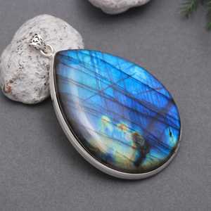 Colgante de labradorita en forma de pera hecho a mano, bisel de plata de ley 925, joyería con piedras preciosas, regalo elegante para mujeres, diseño único. - Product Image 4