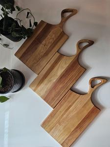 Planche à découper en bois d'acacia de qualité supérieure, poignée ergonomique, construction robuste et épaisse, sûre pour les couteaux, idéale pour couper, servir et offrir en cadeau - Product Image 5