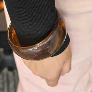 Bracelet manchette large en résine marbrée ambre faite à la main, motif écaille de tortue, bijoux vintage pour femme - Product Image 1