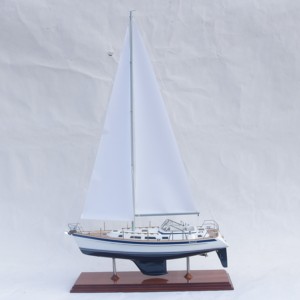 Modèle de bateau à voile en bois peint à la main HALLBERG RASSY 40, style nautique européen, décoration d'intérieur autoportante, antique, fabriqué en Suède - Product Image 1
