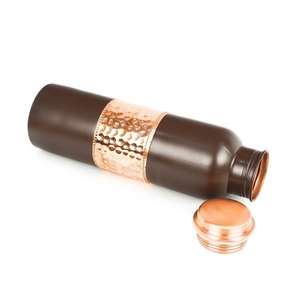 Bouteille en cuivre bicolore avec base marron mat et ceinture en cuivre martelé – Idéale pour la gym et le bureau - Product Image 2