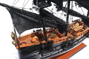 PERLA NEGRA |   MODELO PEQUEÑO 40 CM |   Barco Pirata de Madera Pintado a Mano, Arte Folclórico, Decoración Navideña, Colección para Amantes de las Películas - Product Image 5