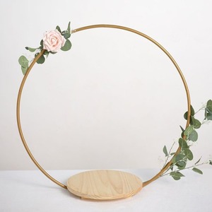 Support à gâteau en bois de forme ronde, fait main, base en cercle doré avec décor floral - Product Image 1