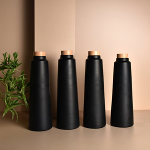 Ensemble de 4 pots en terre cuite noire faits à la main - 800 ml avec bouchon et couvercle en bois (Texture naturelle - Sans colorants ni produits chimiques utilisés) - Product Image 1