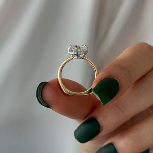 Bague de fiançailles tendance en or jaune 18K 14K bicolore avec halo caché de diamants de laboratoire taille coussin et taille ronde de 4 carats, certifiée IGI - Product Image 3