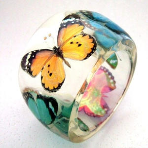 Brazalete de resina transparente con ilustraciones vibrantes de mariposas en el interior, disponible a precios de mayorista. - Product Image 1