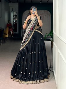 ชุดเลเฮนกาโชลีผ้าไหมวิชิตราสีเขียว ประดับเลื่อมและงานปักดิ้น ความยาวระดับพื้น ชุดแต่งงานแบบดั้งเดิมของอินเดีย - Product Image 2