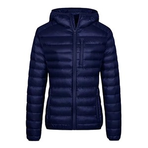 Chaqueta Acolchada Azul Marino Personalizada con Capucha, Ligera, para Invierno, con Bolsillo con Cremallera en el Pecho, Fabricación OEM, Prenda Exterior Premium - Product Image 1