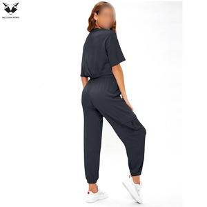 Conjunto deportivo de dos piezas para mujer, top corto y pantalones jogger, ideal para viajes, descanso y ejercicio. - Product Image 2