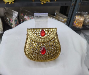Sac à main bandoulière en métal plaqué or fait main de style indien pour femme, forme personnalisée, pierres Kundan F S International - Product Image 2