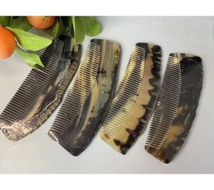 Peine de cuerno natural con dientes largos para el cuidado del cabello y peinado elegante, ideal para el tocador y decoración del hogar, al mejor precio. - Product Image 1