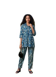 Ensemble coordonné imprimé floral haut de gamme pour femme, kurta et pantalon asymétriques ethniques contemporains, avec foulard assorti, idéal pour les fêtes, en polyester - Product Image 5