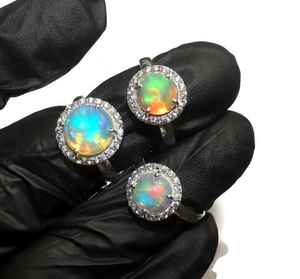 Anillo delicado de ópalo etíope en plata de ley, ópalo redondo hecho a mano, joyería minimalista con piedra preciosa natural para mujer - Product Image 1