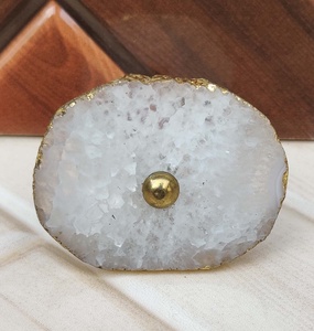 Venta superior Diseño único Perilla de ágata blanca Formas aleatorias Tirador de gabinete de zinc de latón Cajones de dormitorio Viene con accesorios de plata dorada - Product Image 1